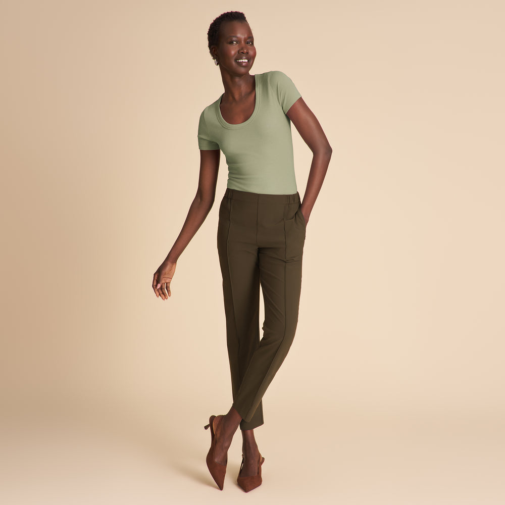 Woman wearing the Colby pant in olive