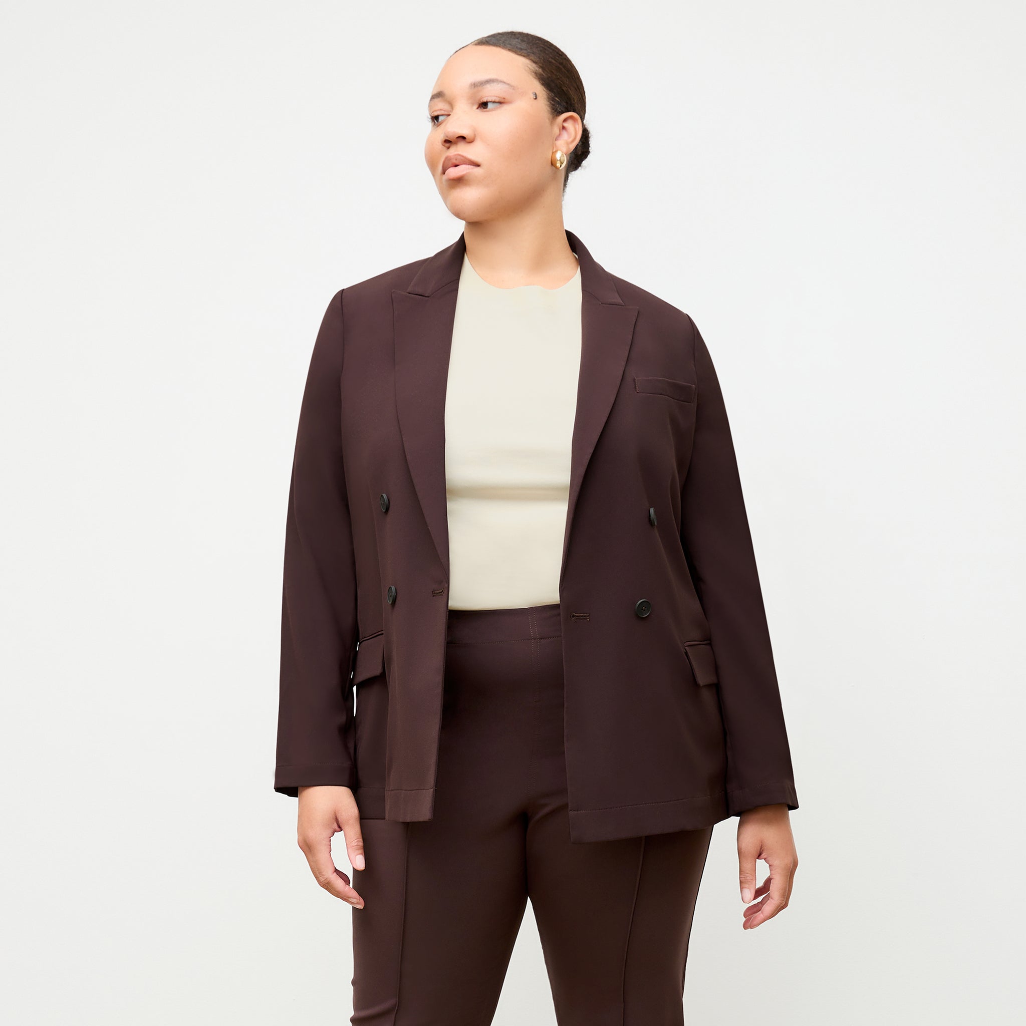 front image of a woman wearing the colby pant in wine
