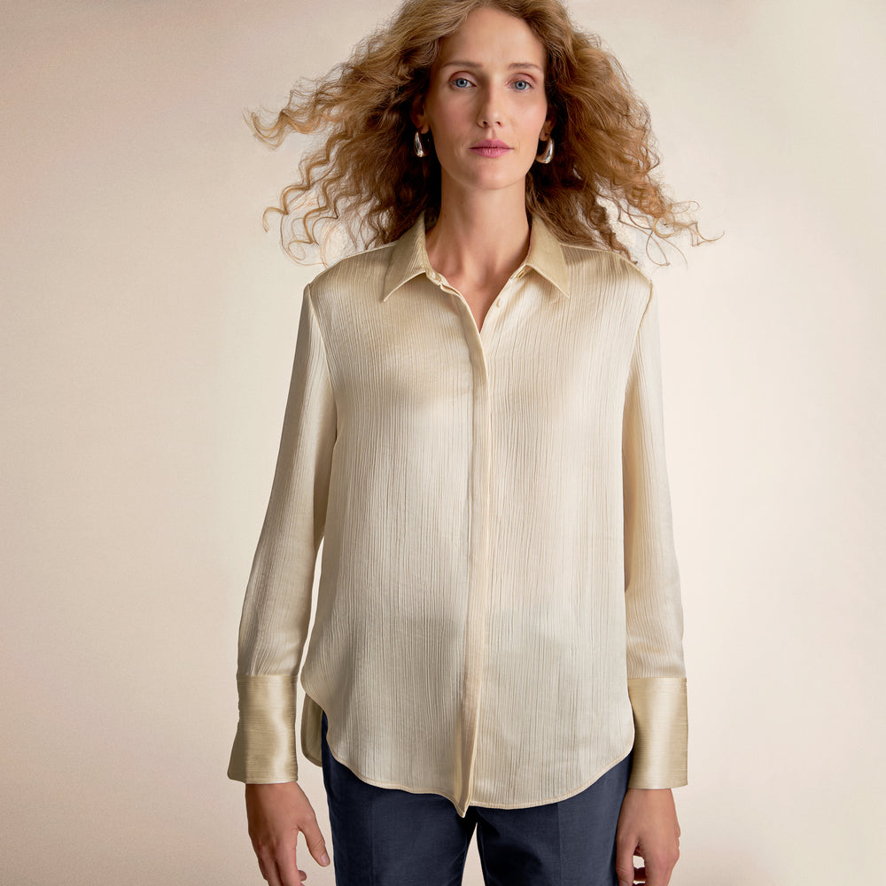 Woman wearing the Tatum top in Plisse Ivory
