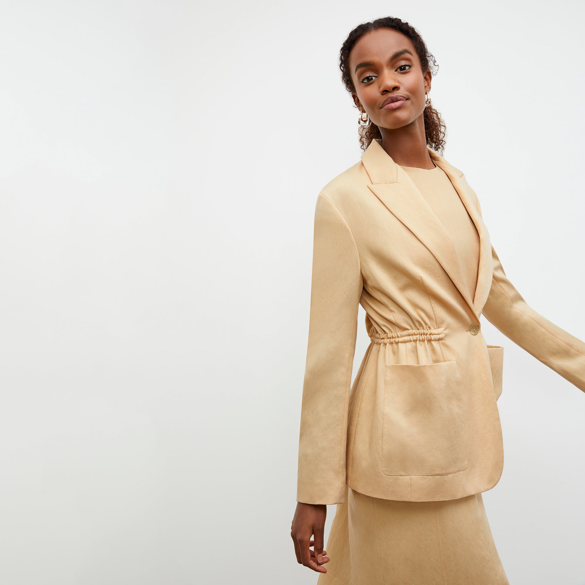 Side image of a woman wearing the Hyo Jacket - Everyday Twill in Butter