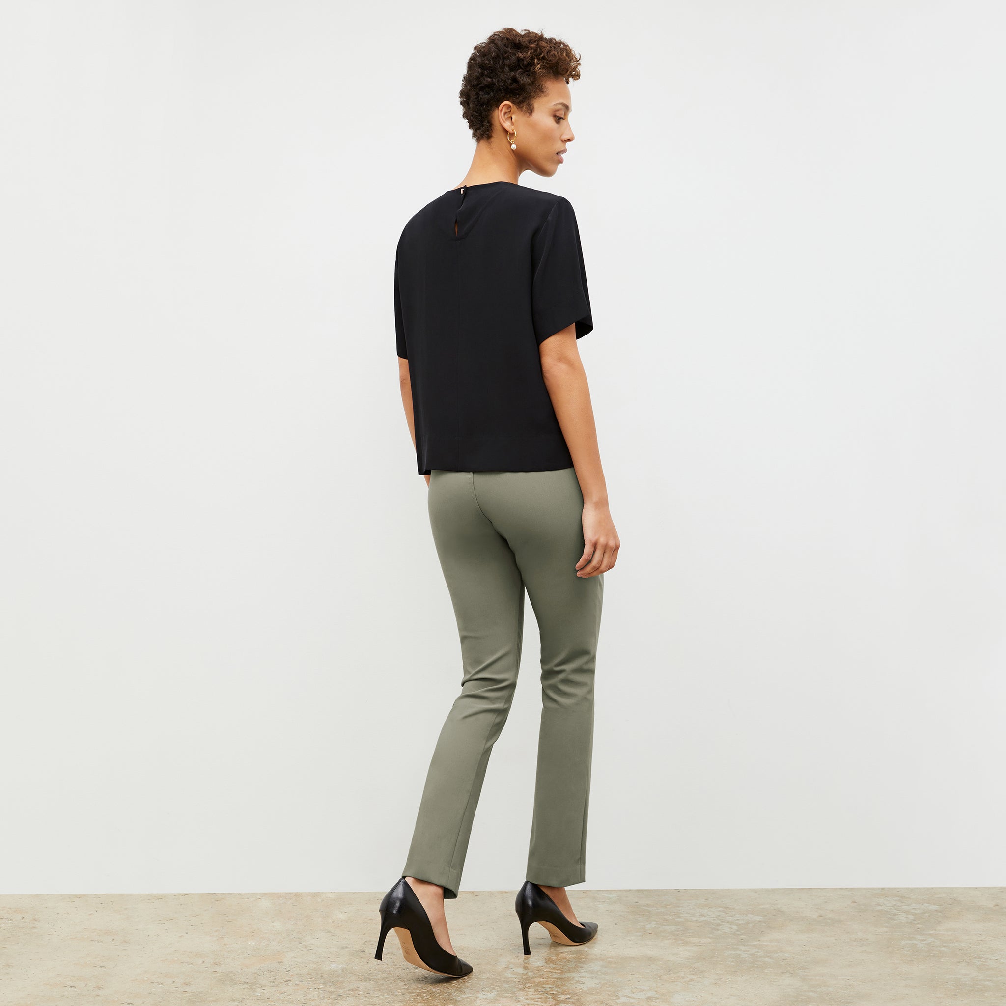 Back image of a woman wearing the foster pant in thyme