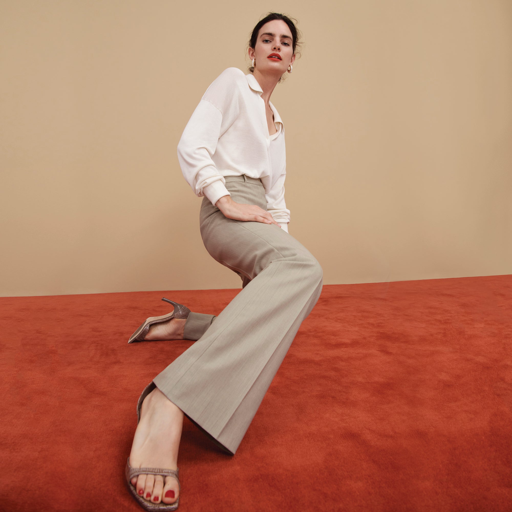 Side image of a woman wearing the Horton Pant in Natural Melange