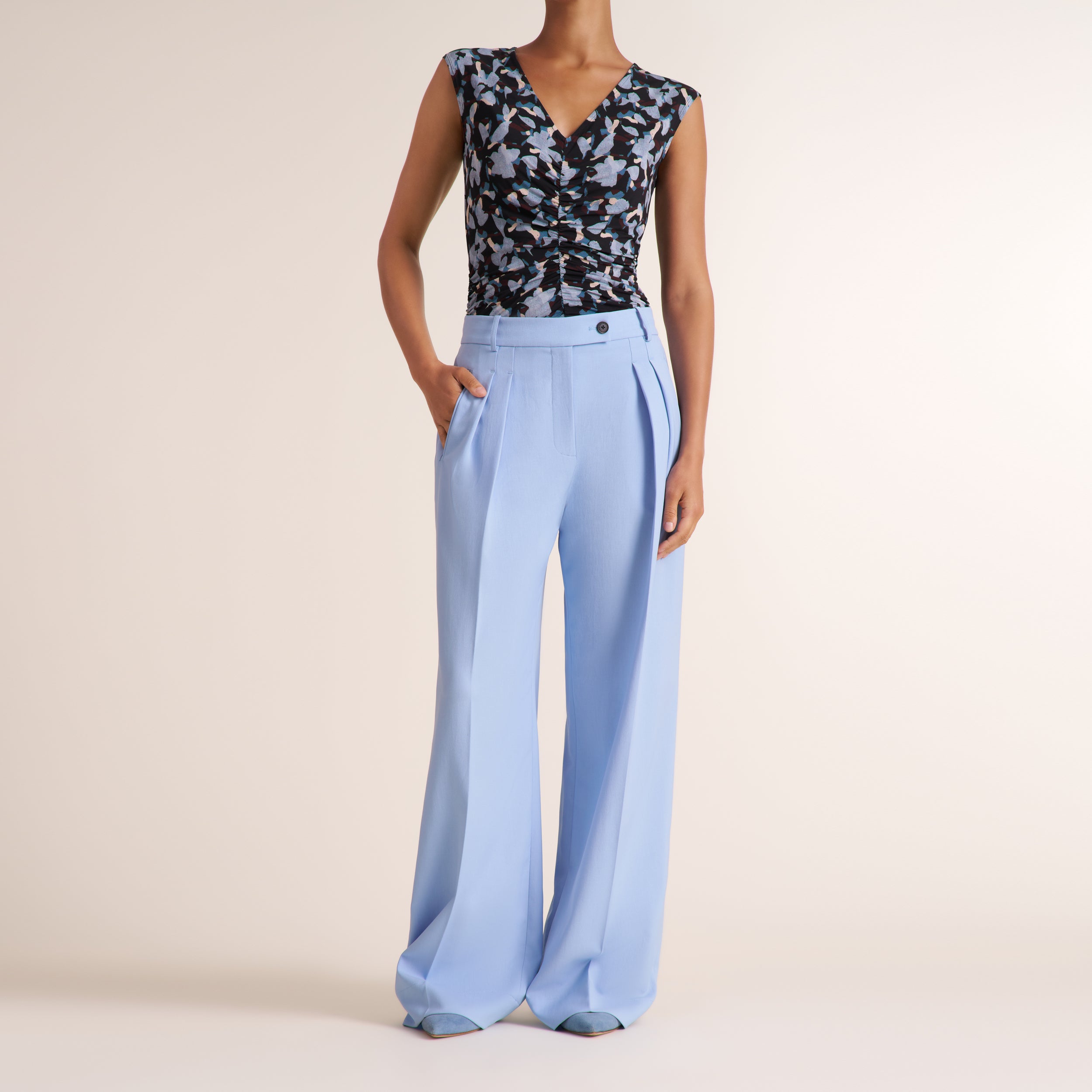 Bia Pleated Trouser - Air Twill :: Clear Sky