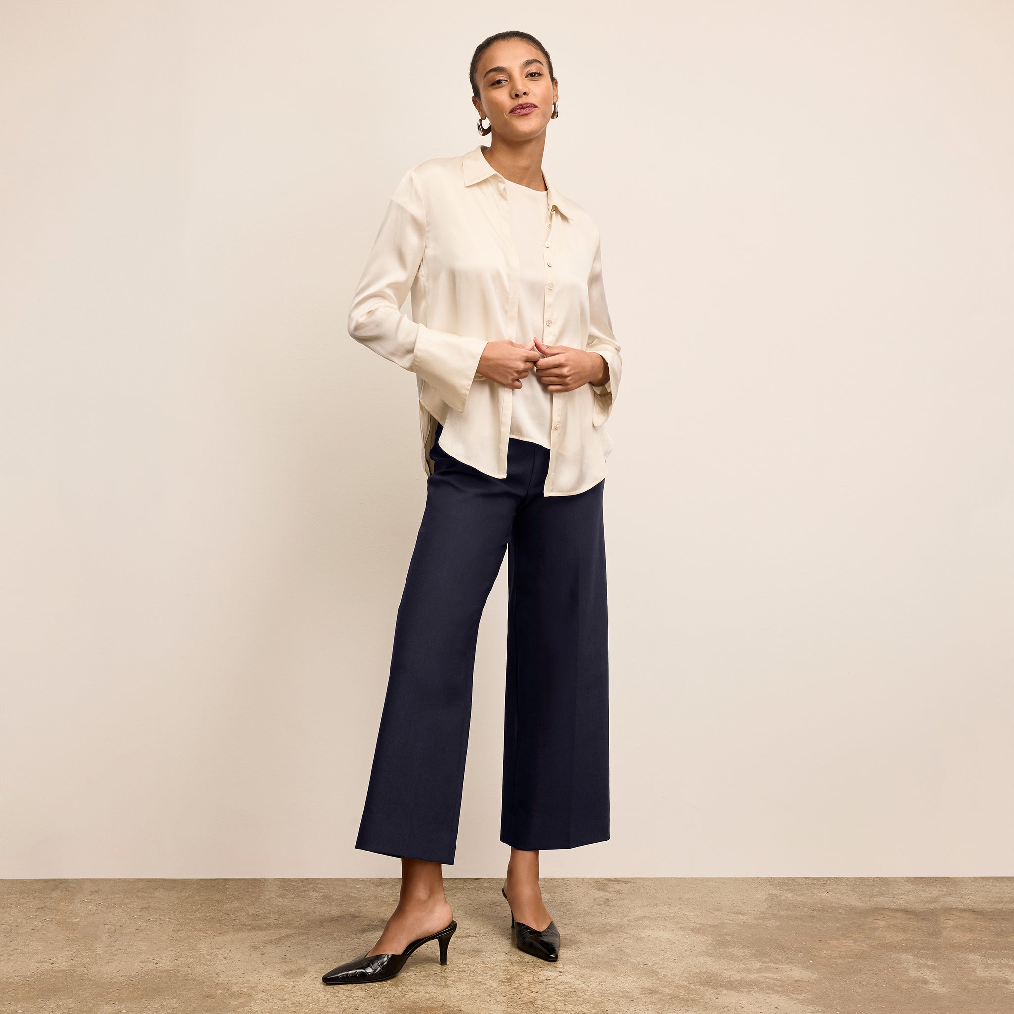 Front image of a woman wearing the Adler pant in dark navy 