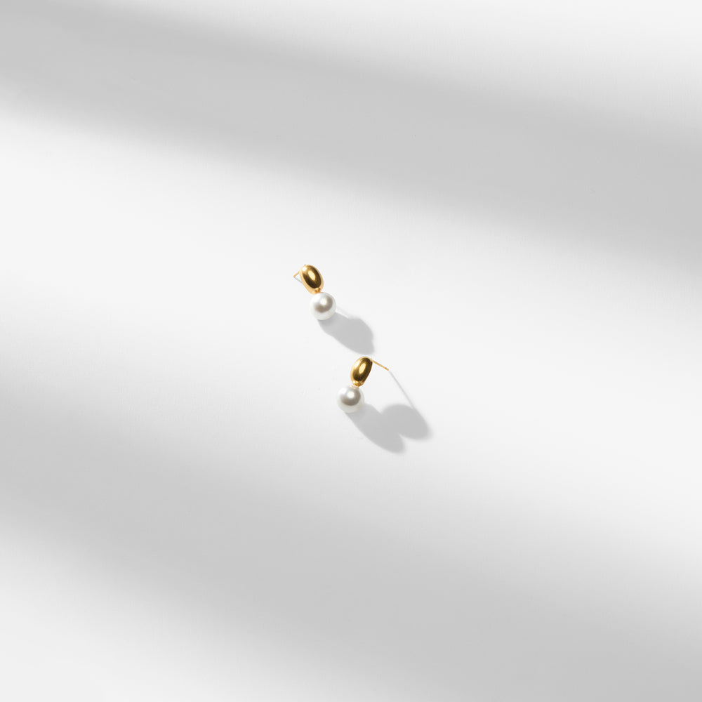 packshot image of the tasha earring in gold