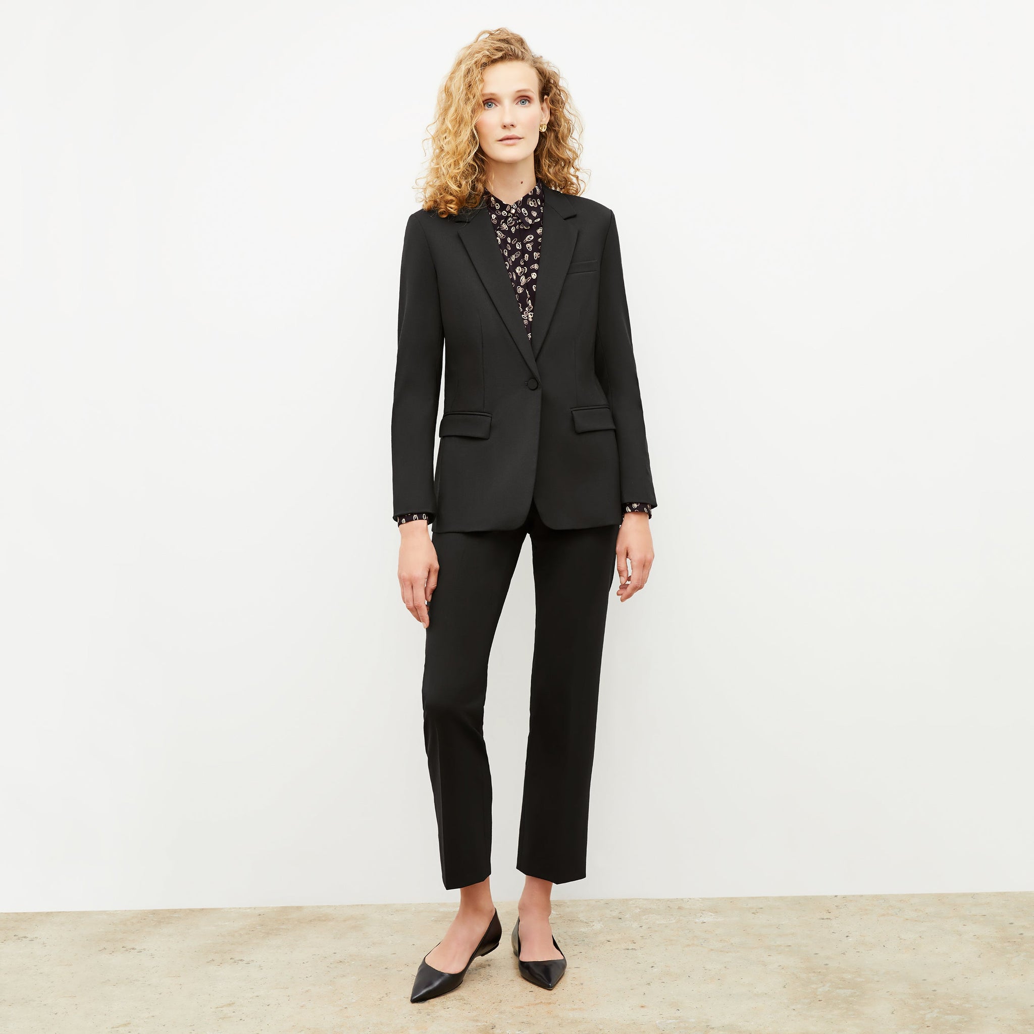 Front image of a woman wearing the Yiyan Blazer in Black 