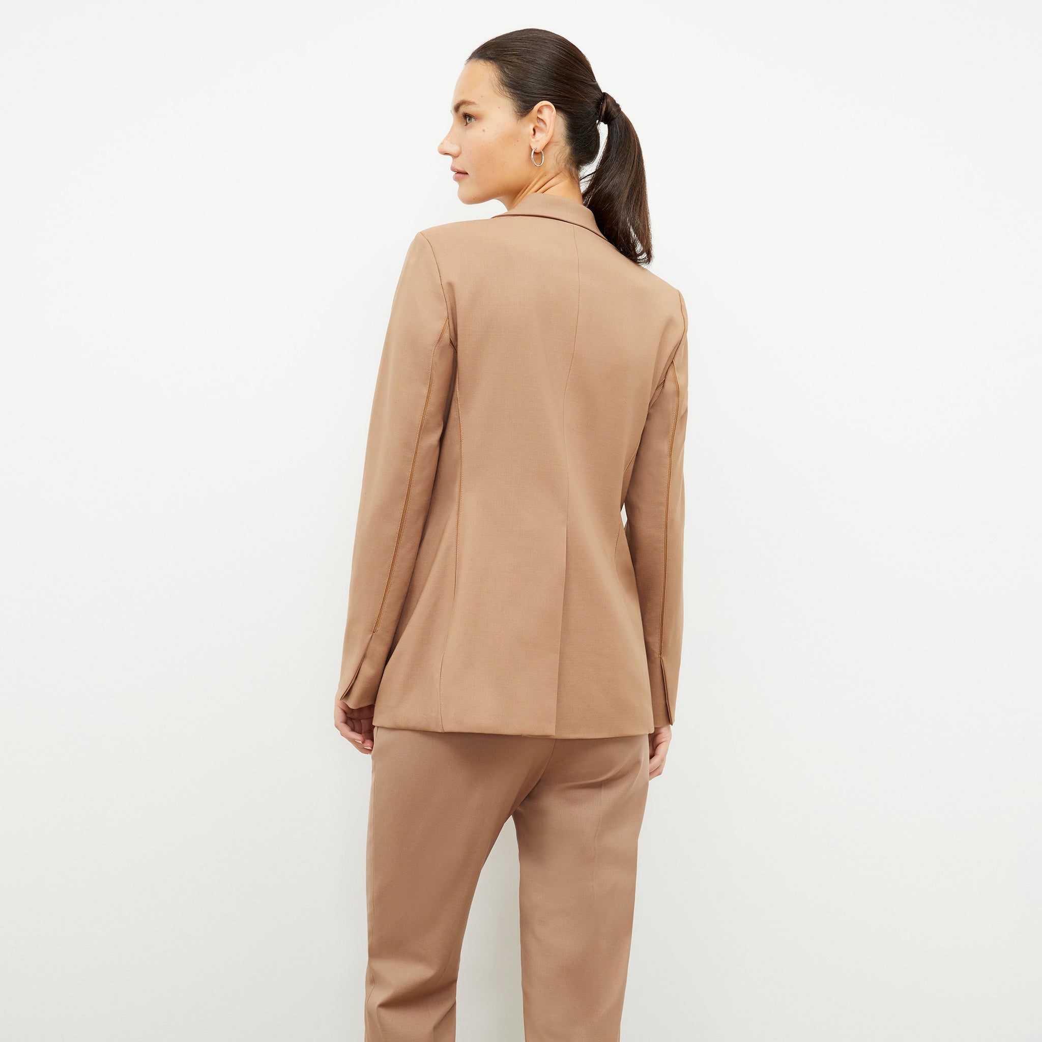 back image of a woman wearing the yiyan blazer in camel