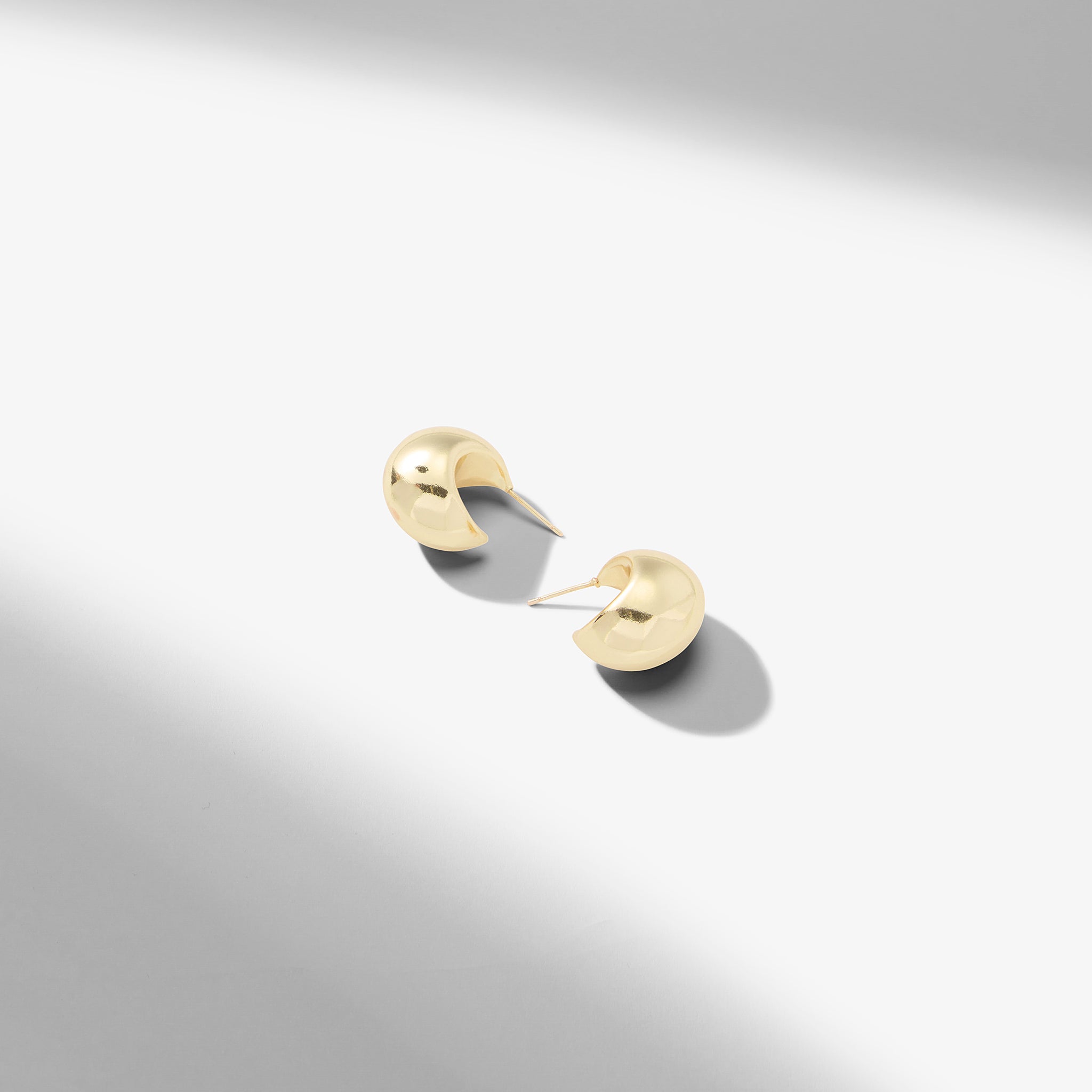packshot image of the karis earrings in gold 