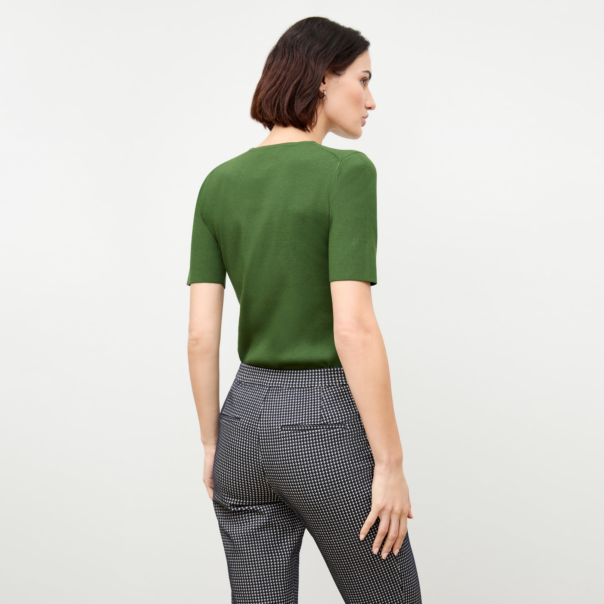 back image of a woman wearing the colby pant in stretch houndstooth