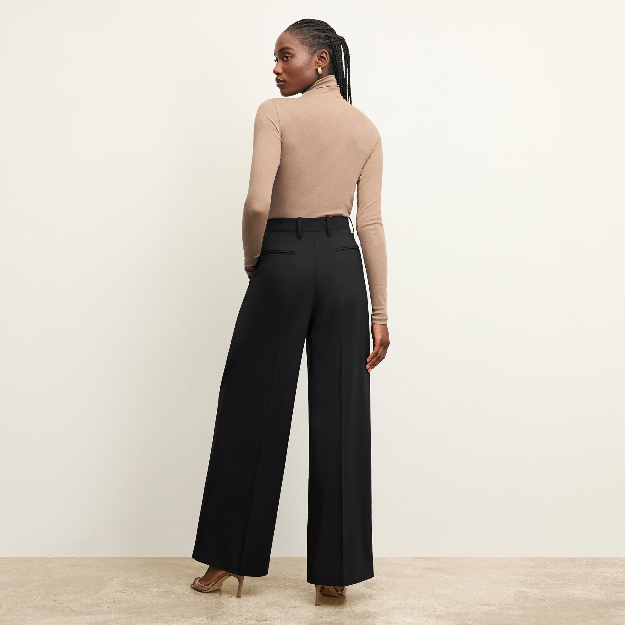 back image of a woman wearing the zuri pant in black