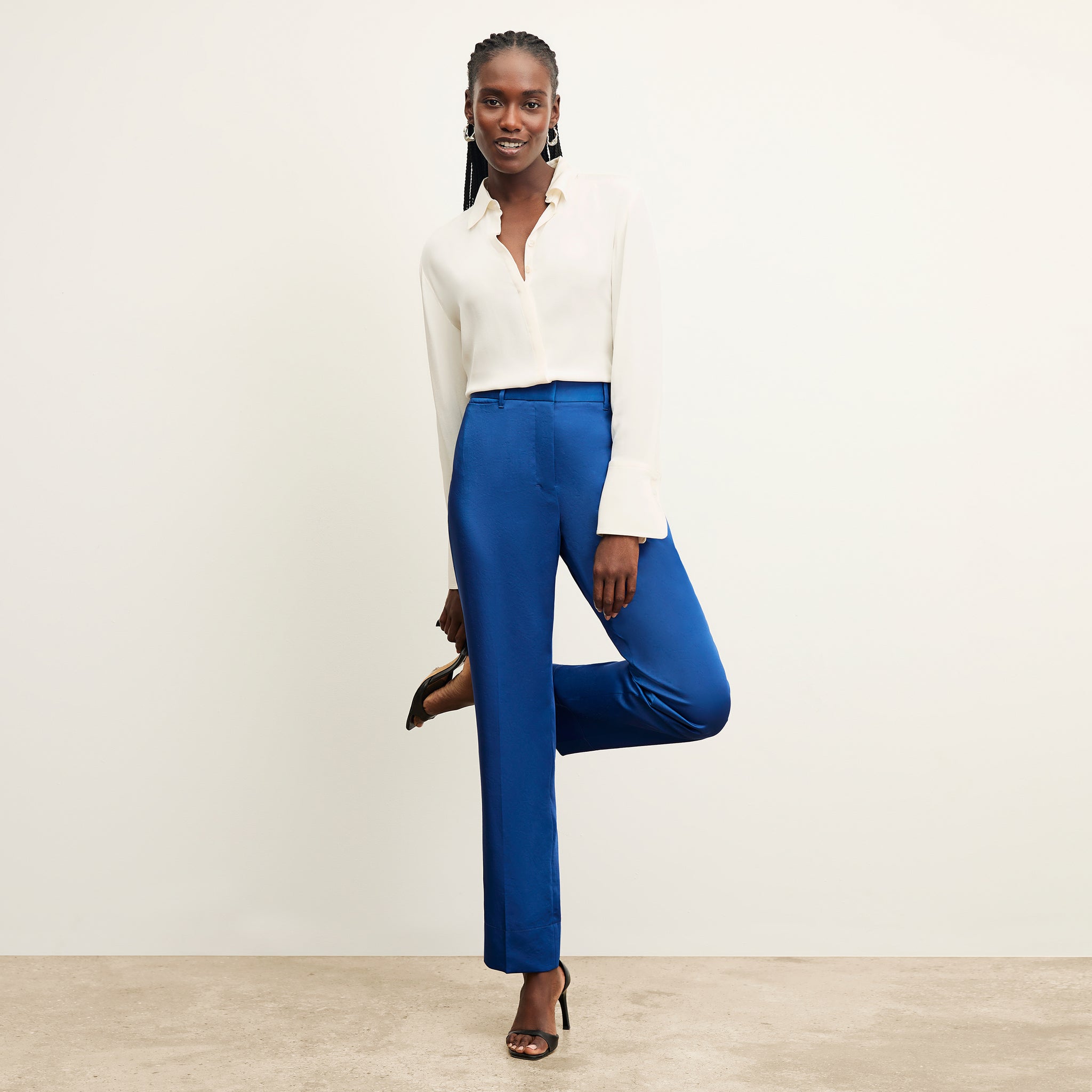 front image of a woman wearing the smith pant in sapphire 