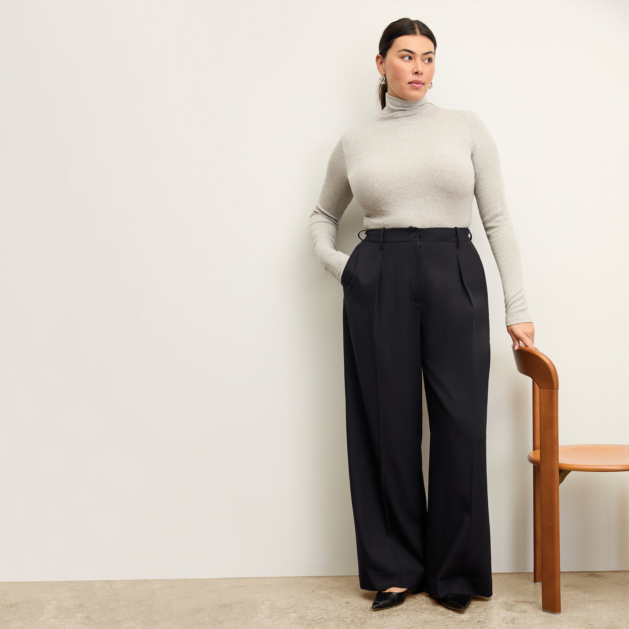 front image of a woman wearing the zuri pant in black