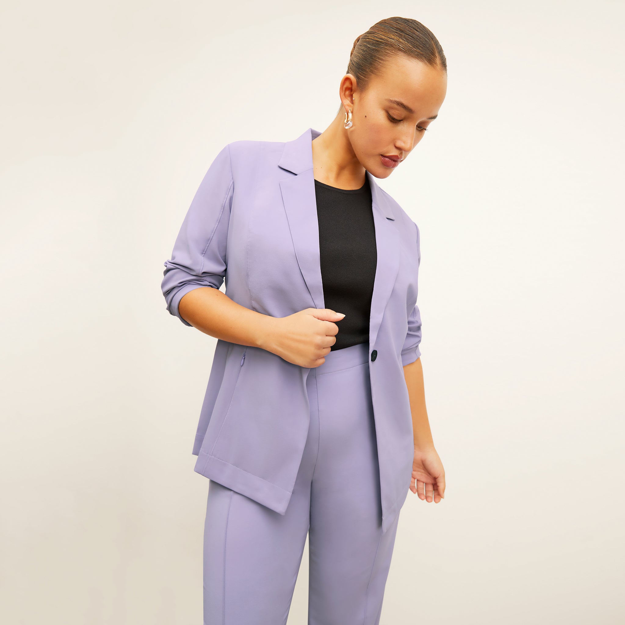 front image of a woman wearing the moreland jacket in light orchid 