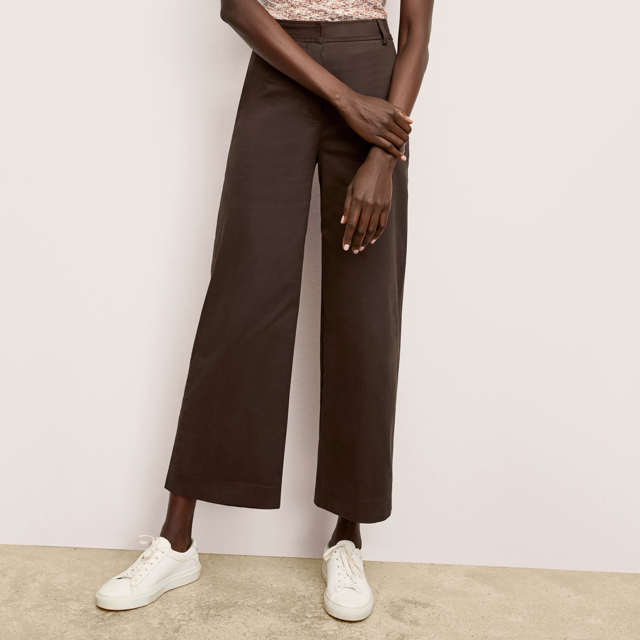 Front image of a woman wearing the Abby Pant in Date