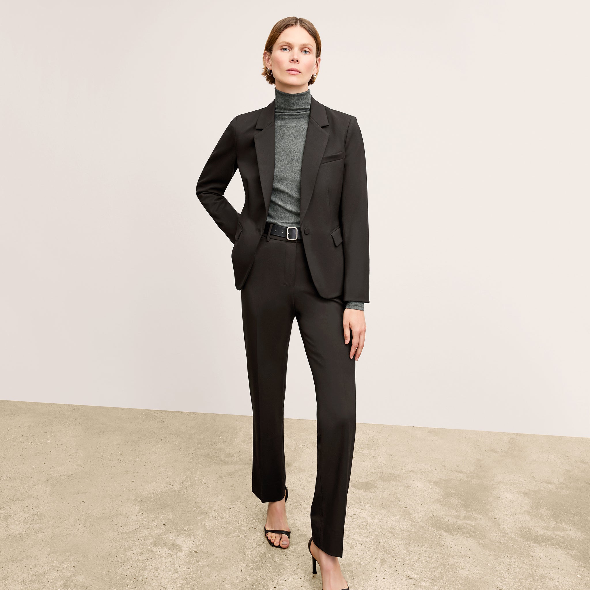 Front image of a woman wearing the Yiyan Blazer Short in Black 