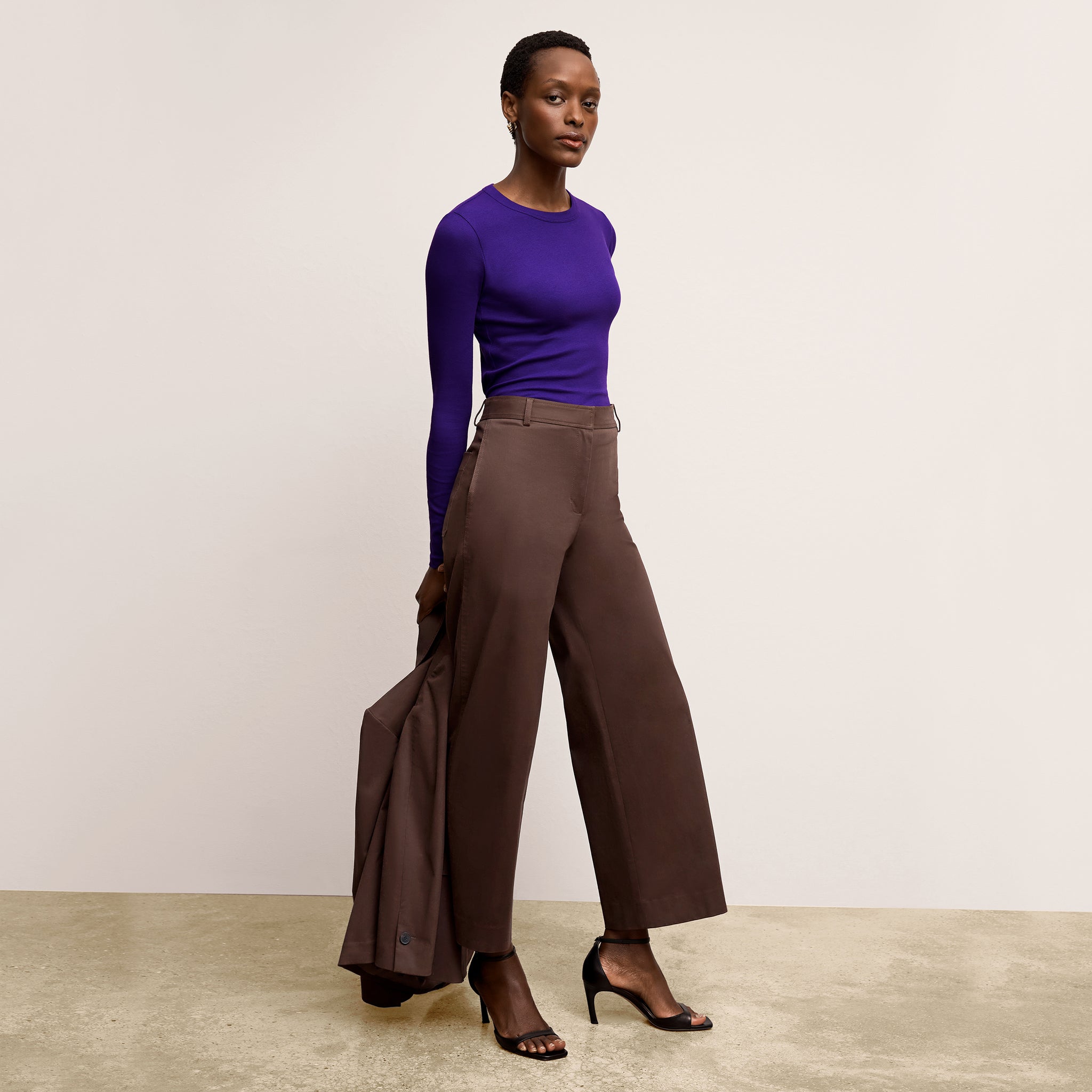 Front image of a woman wearing the Abby Pant in Date