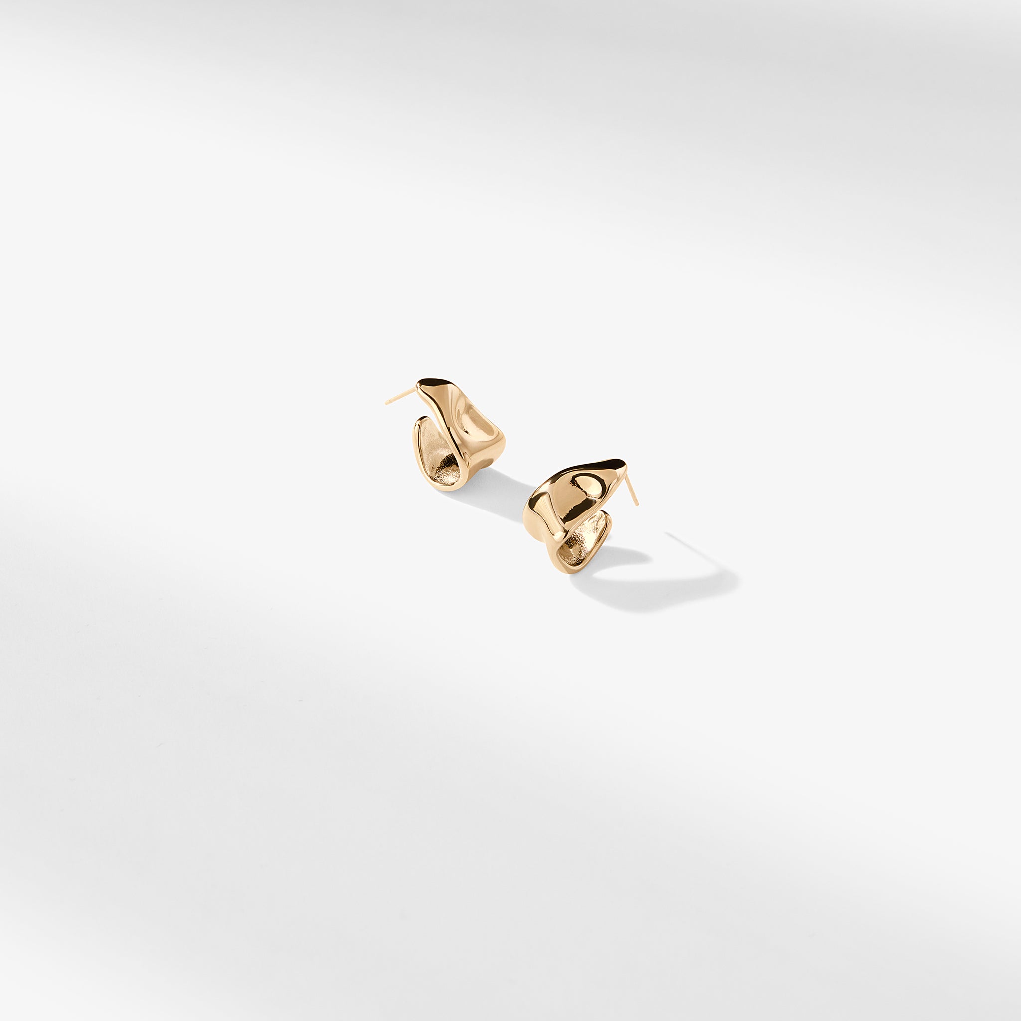 packshot image of the lewis earrings in gold 