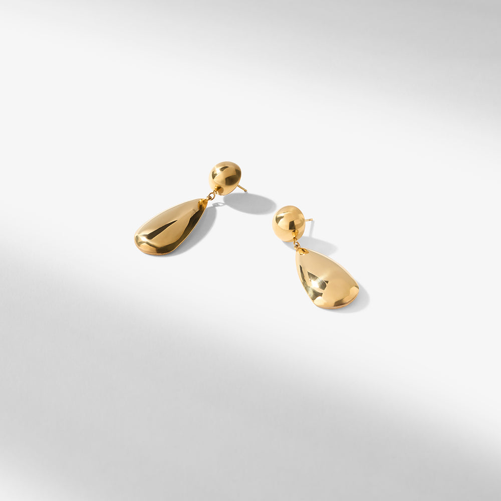 Packshot image of the Lyle earrings in gold