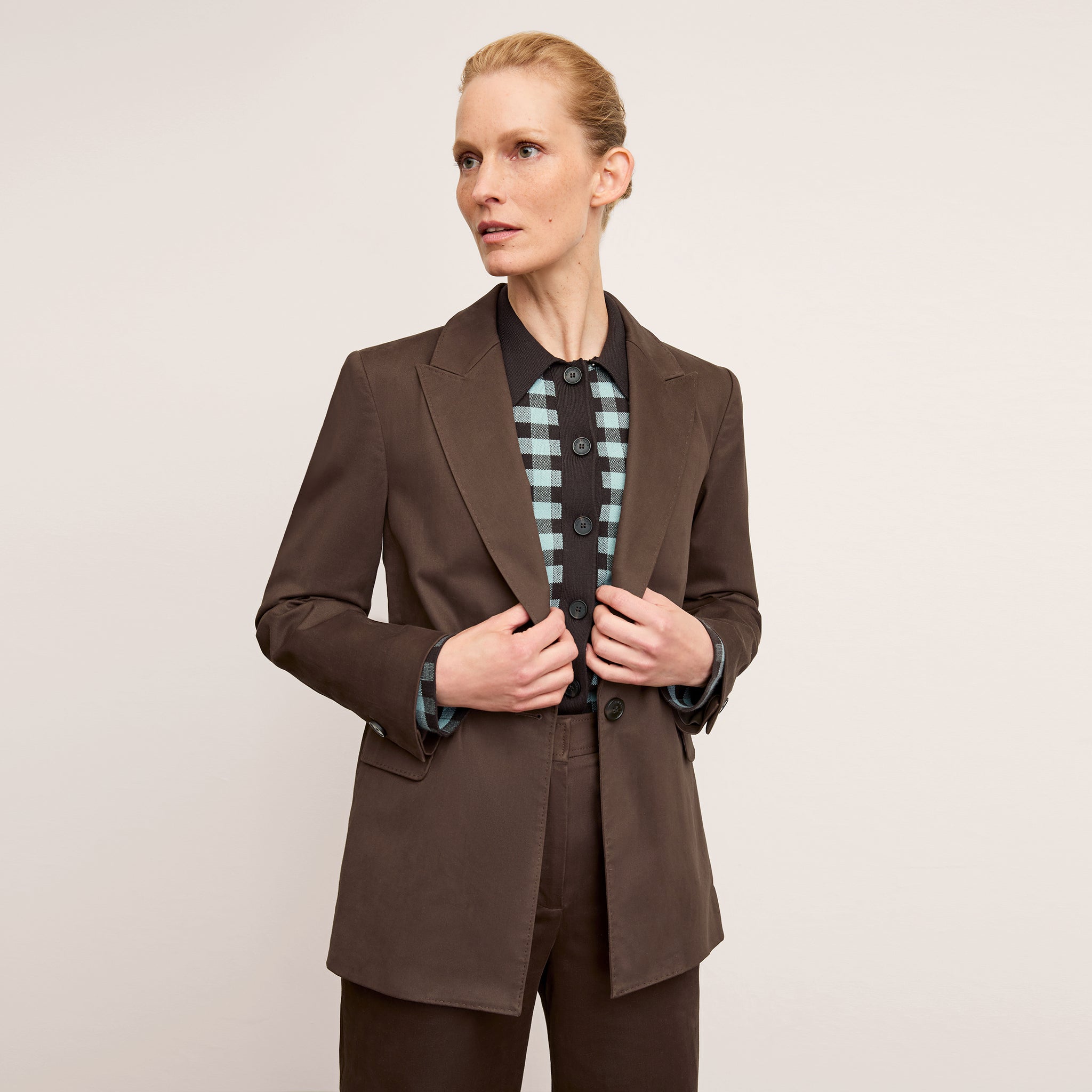 Front image of a woman wearing the Tyner jacket in stretch chino in date 