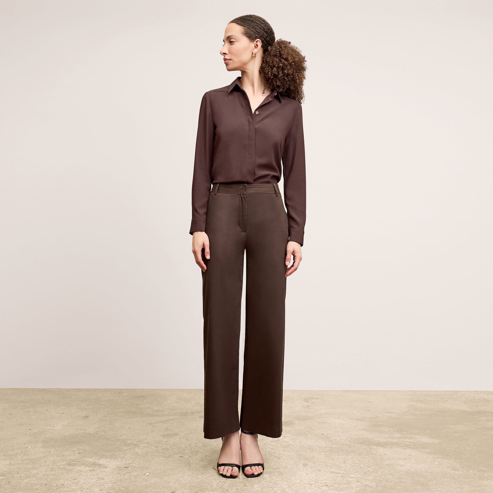 Front image of a woman wearing the Abby Pant in Date