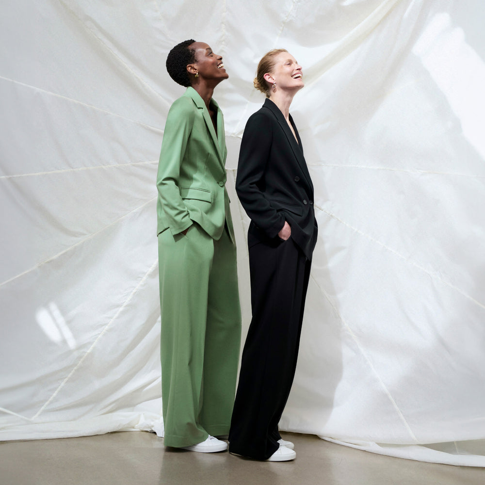 front image of a woman wearing the yiyan blazer in parisian green