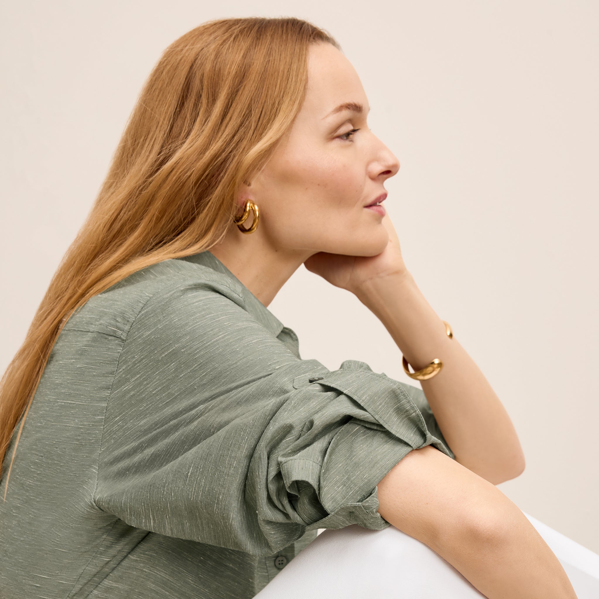 Front image of a woman wearing Liza Bangle :: Gold 