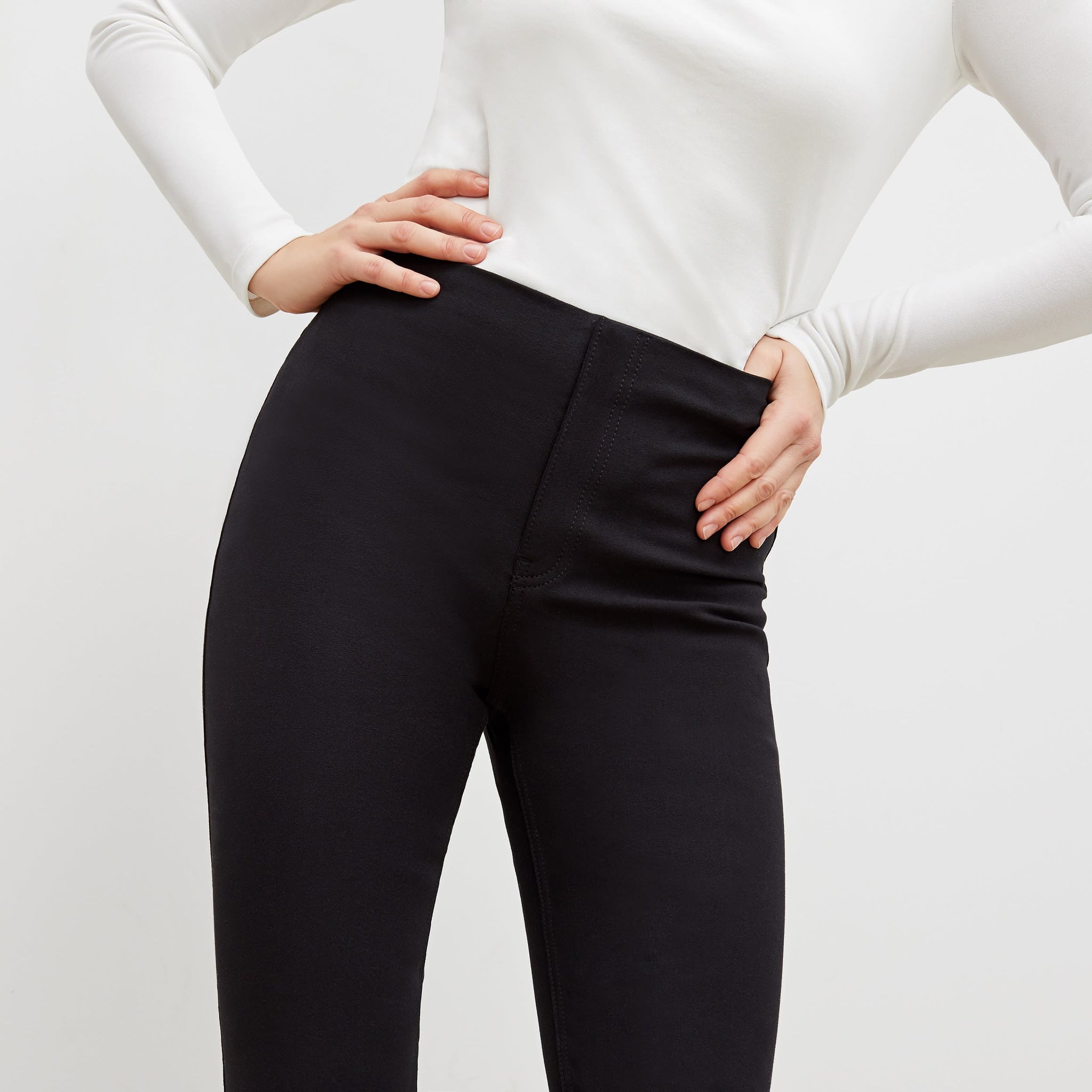 Detail front image of a woman standing wearing the Hockley pant easy cotton in Black