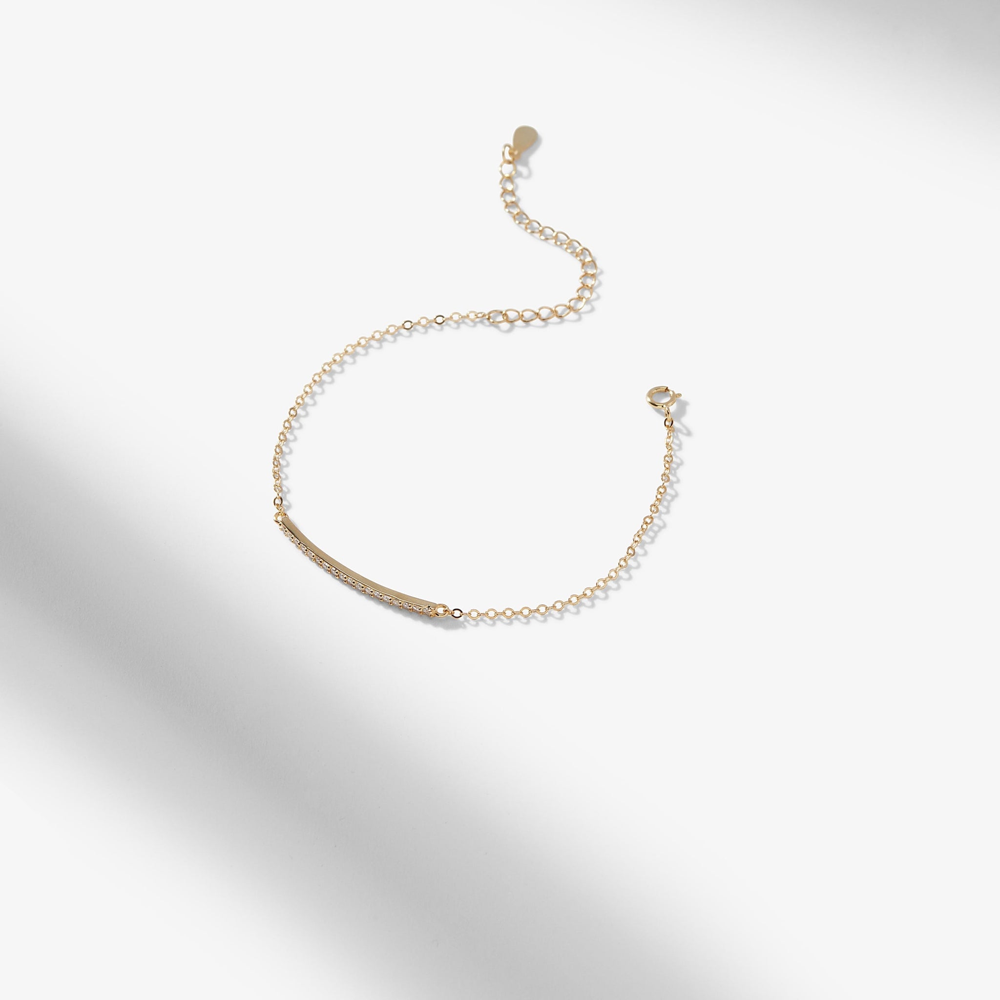Packshot image of the Thread Bracelet in Yellow Gold 