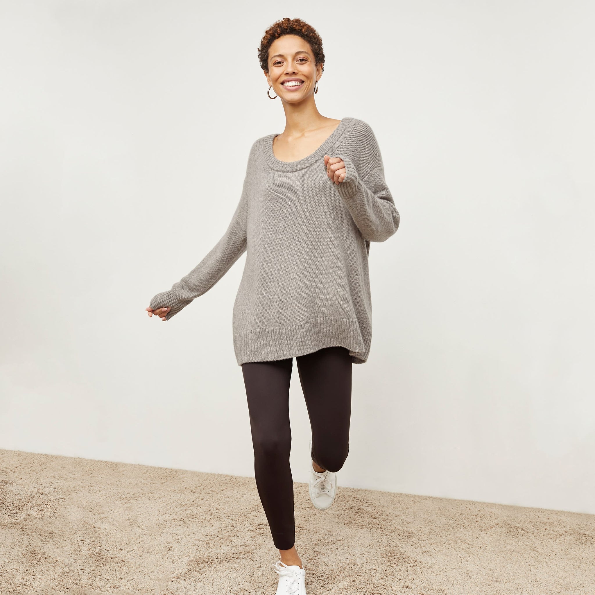 Woman wearing the Theo pullover in stormcloud