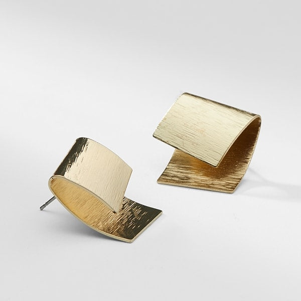 Image of the velma earrings in gold.
