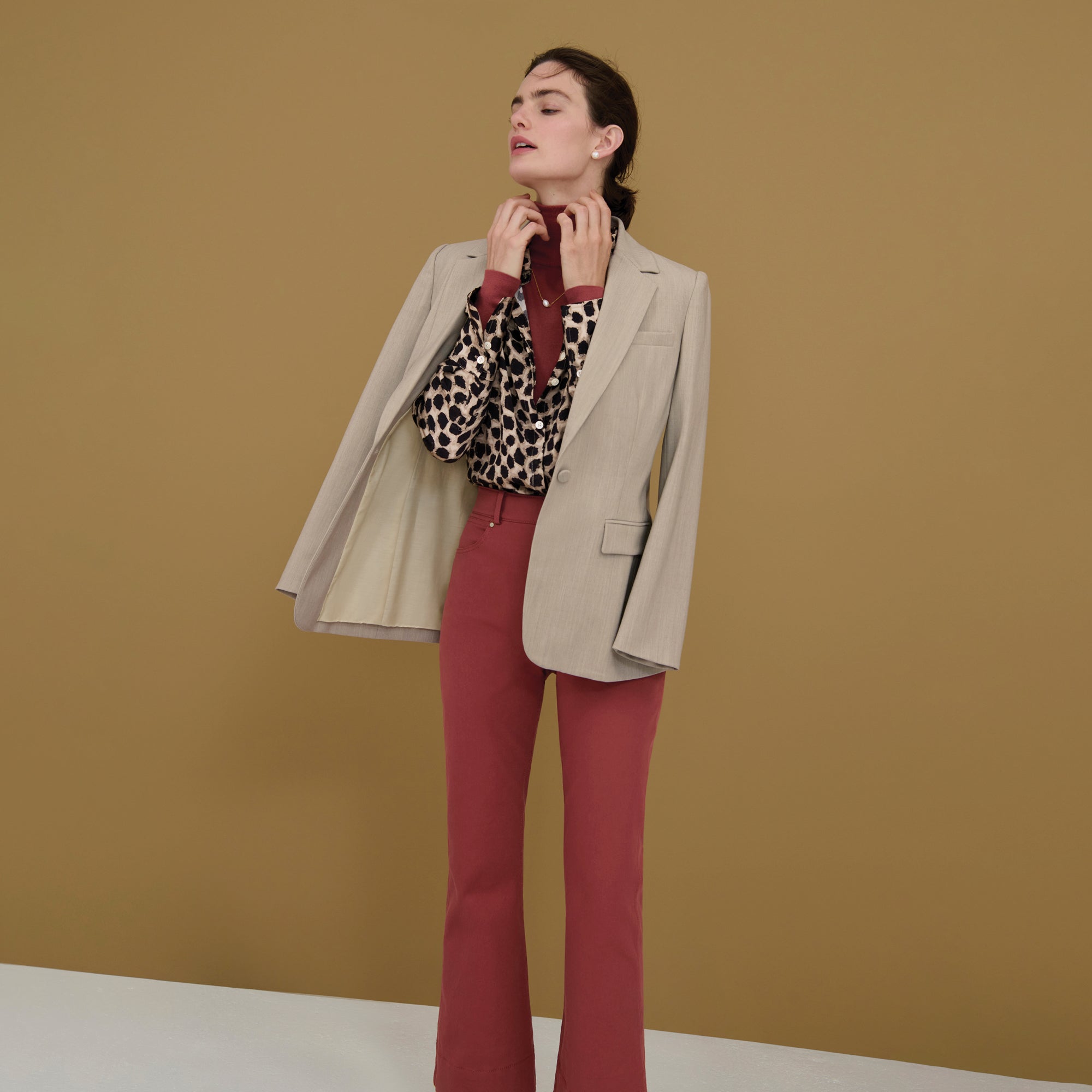 Front image of a woman wearing the Yiyan Blazer in Natural Melange