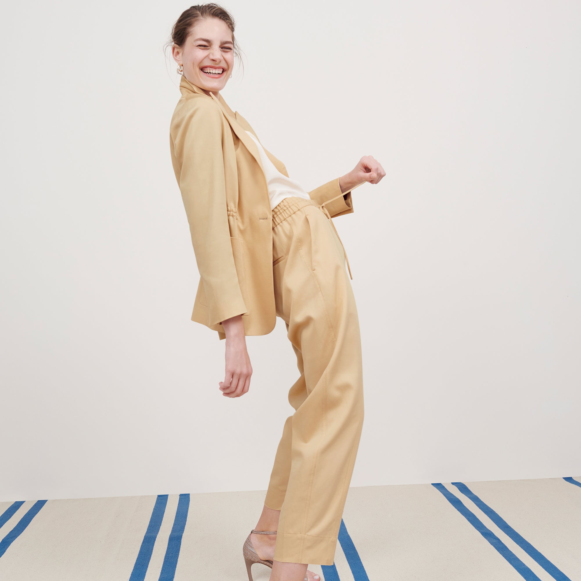 Side image of a woman wearing the Shane Pant - Everyday Twill in Butter