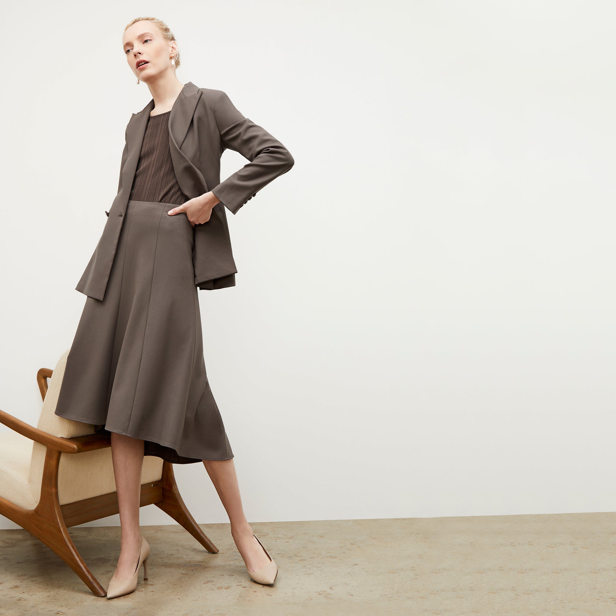Side image of a woman wearing the Melrose Pant - Sharkskin in Mink