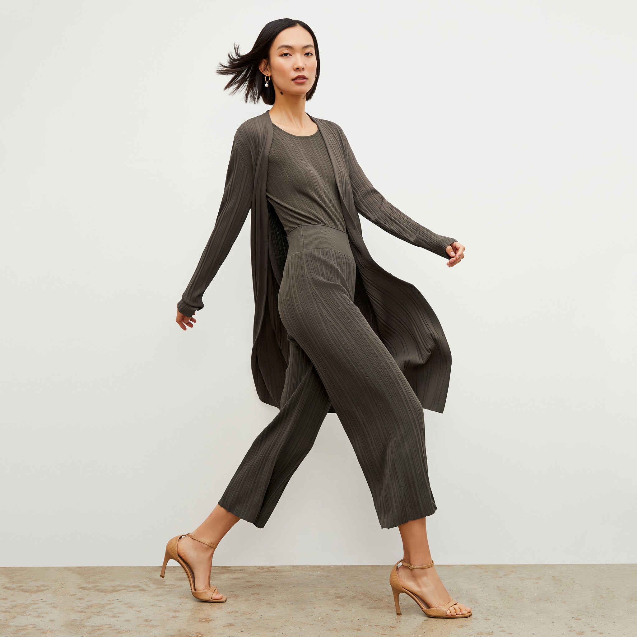 Side image of a woman wearing the Marijane Pant - Textured Knit in Light Ash