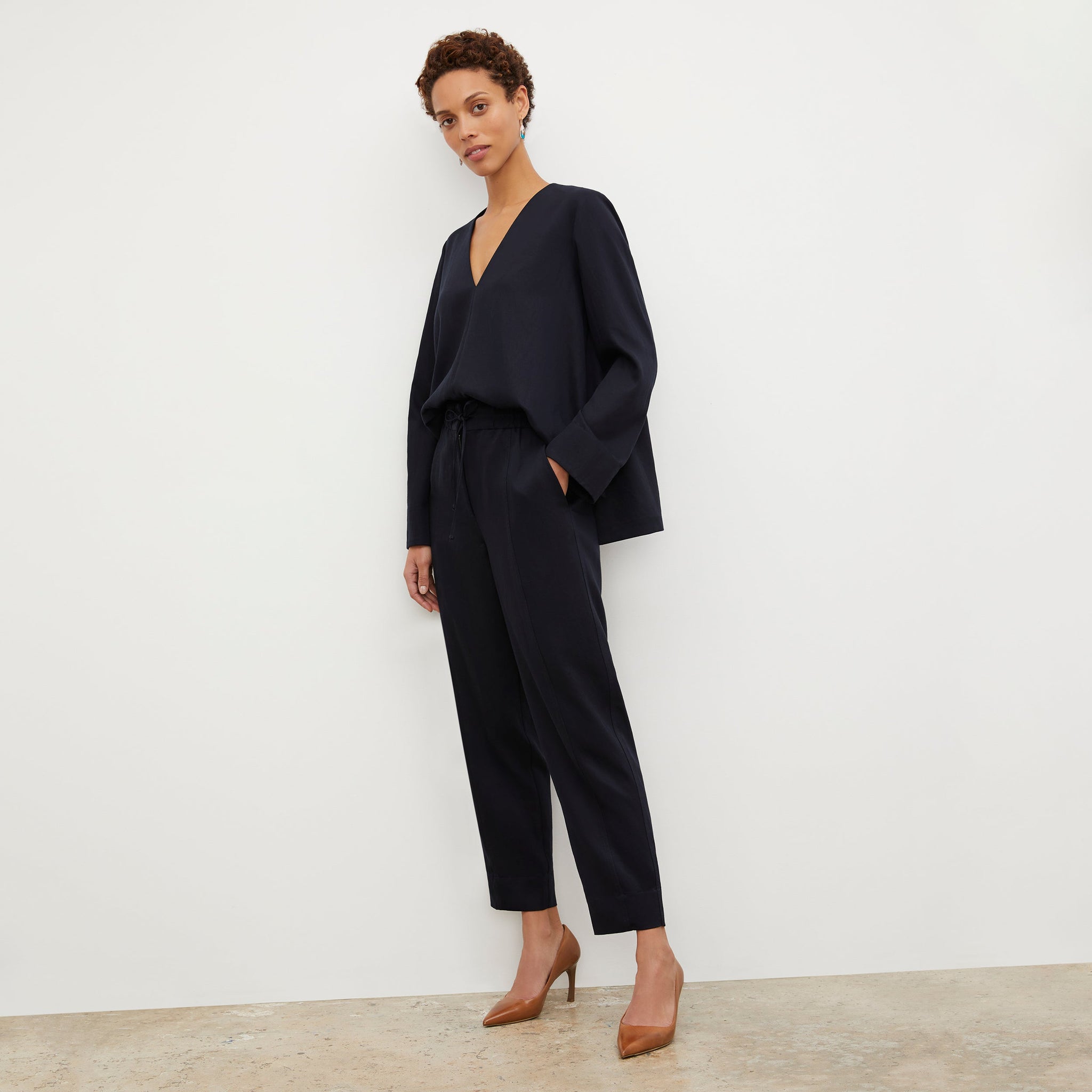 Side image of a woman wearing the Shane Pant - Everyday Twill in Night
