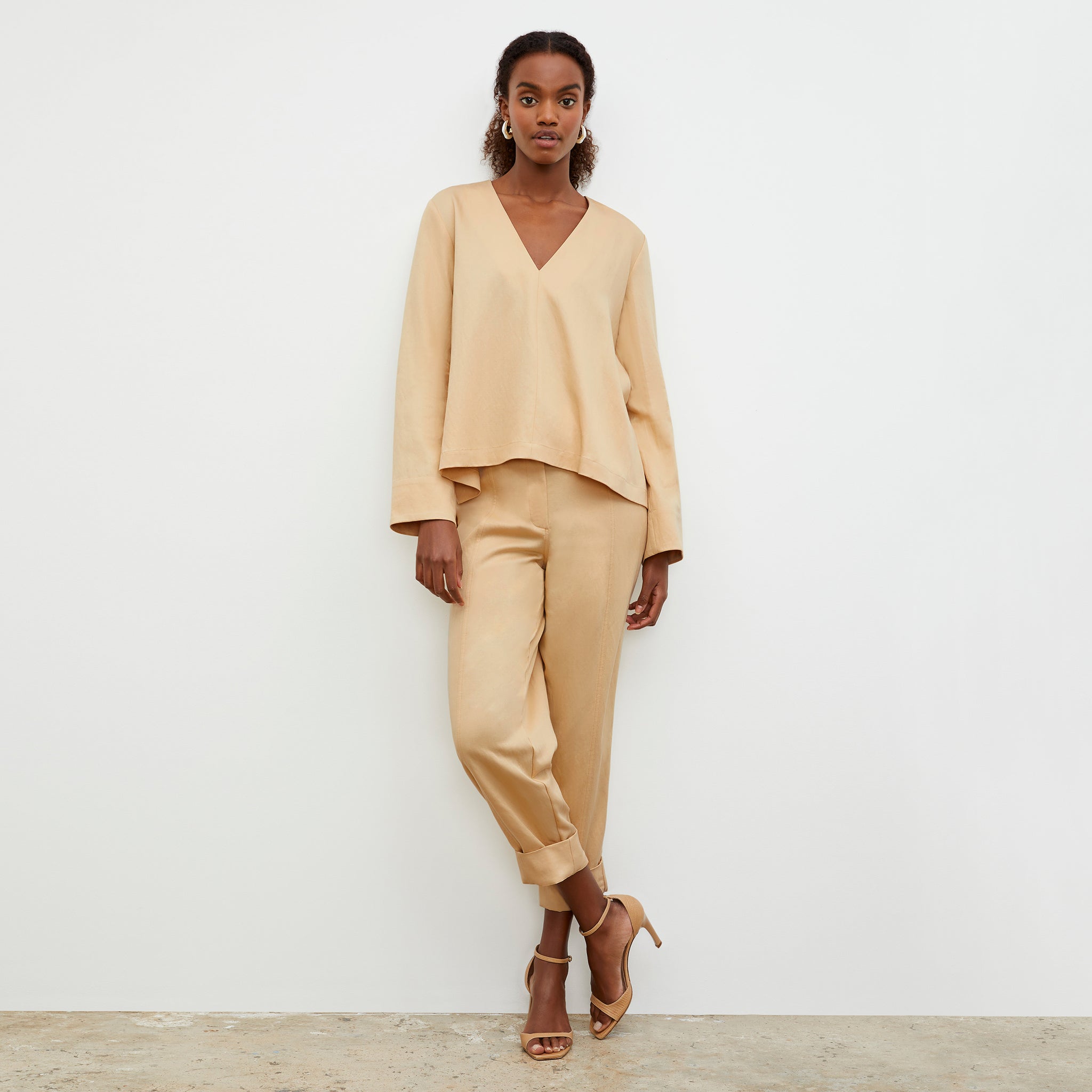 Front image of a woman wearing the Annette Top - Everyday Twill in Butter