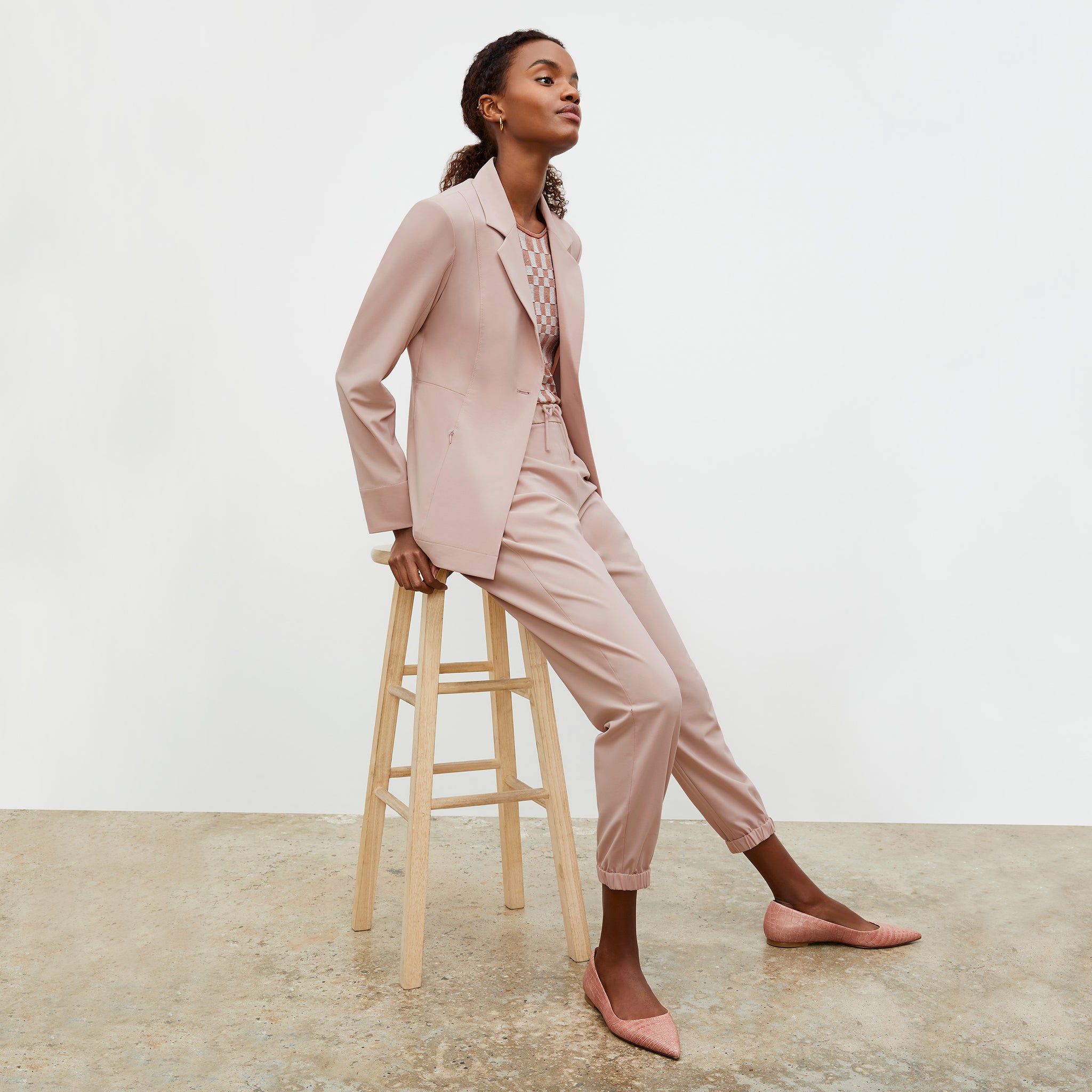 Front image of a woman wearing the Delaney jogger in Blush