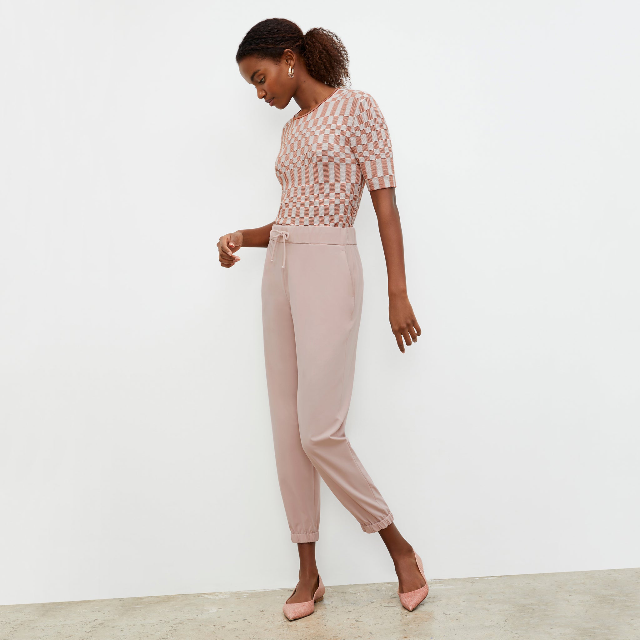 Front image of a woman wearing the Delaney jogger in Blush 