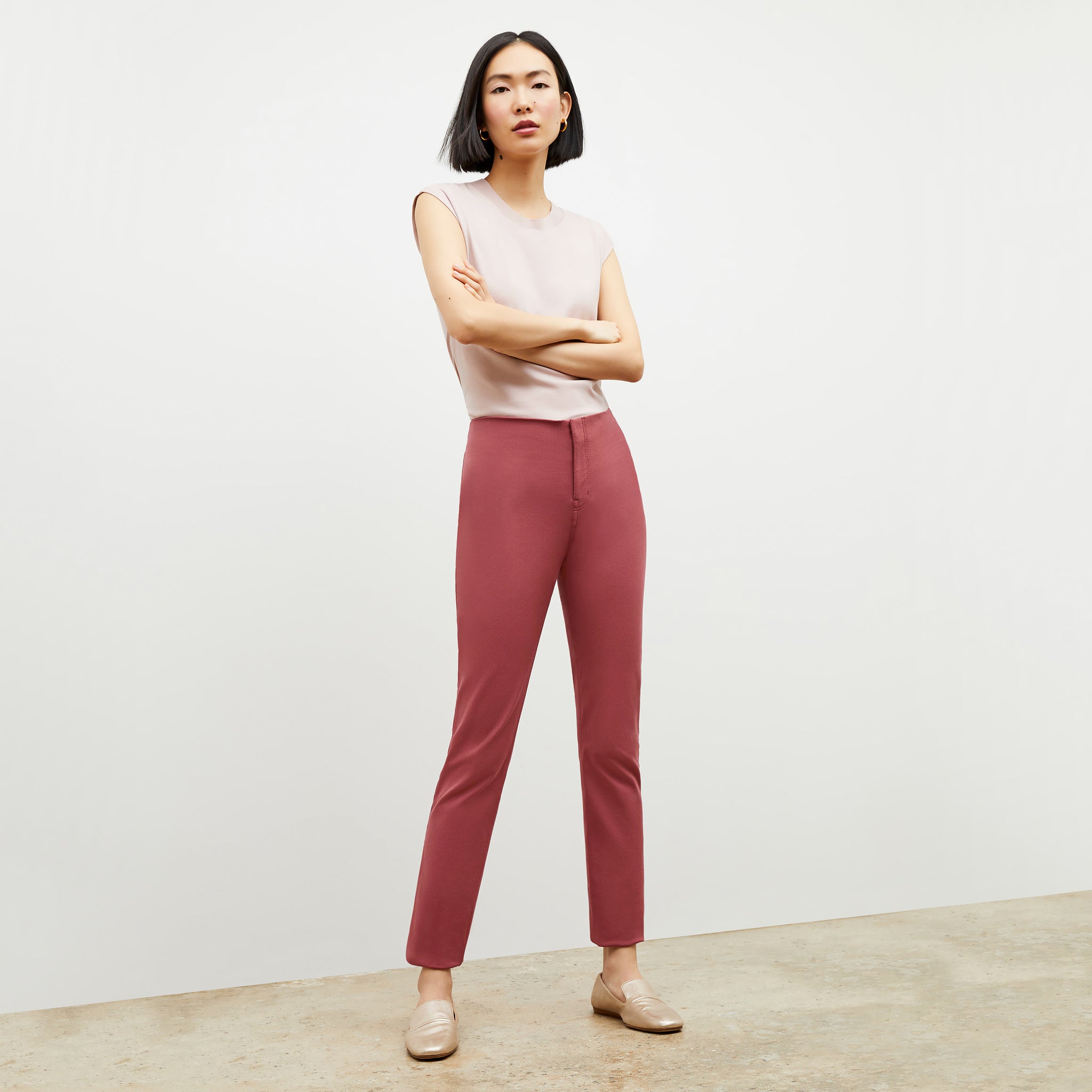 Front image of a woman wearing the Hockley Jean in Rosewood 