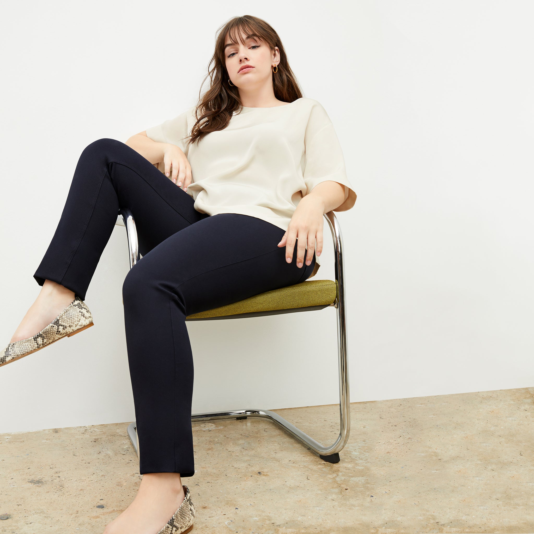 Front image of a woman sitting wearing the Hockley pant easy cotton in Black
