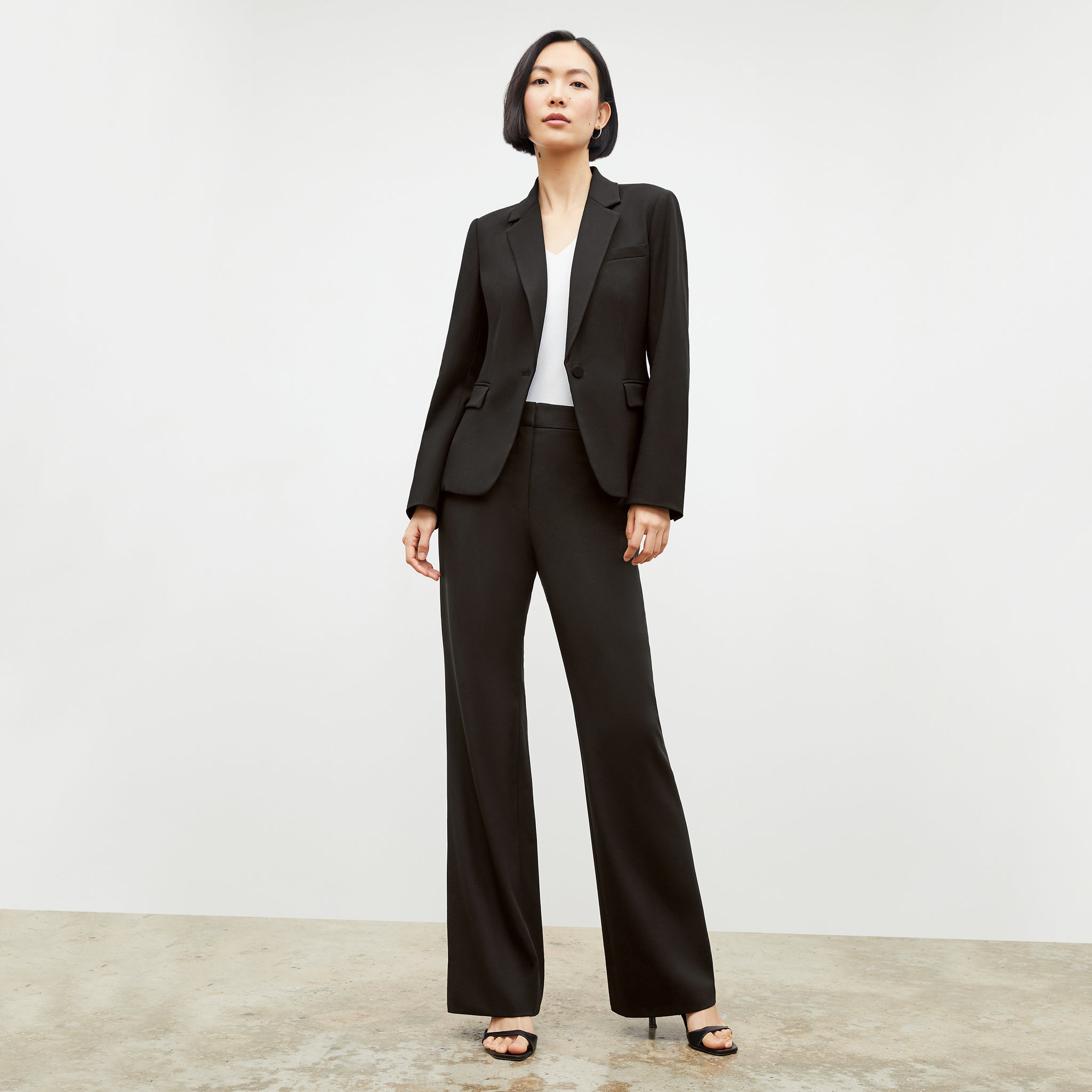 Front image of a woman wearing the Yiyan Blazer Short in Black 