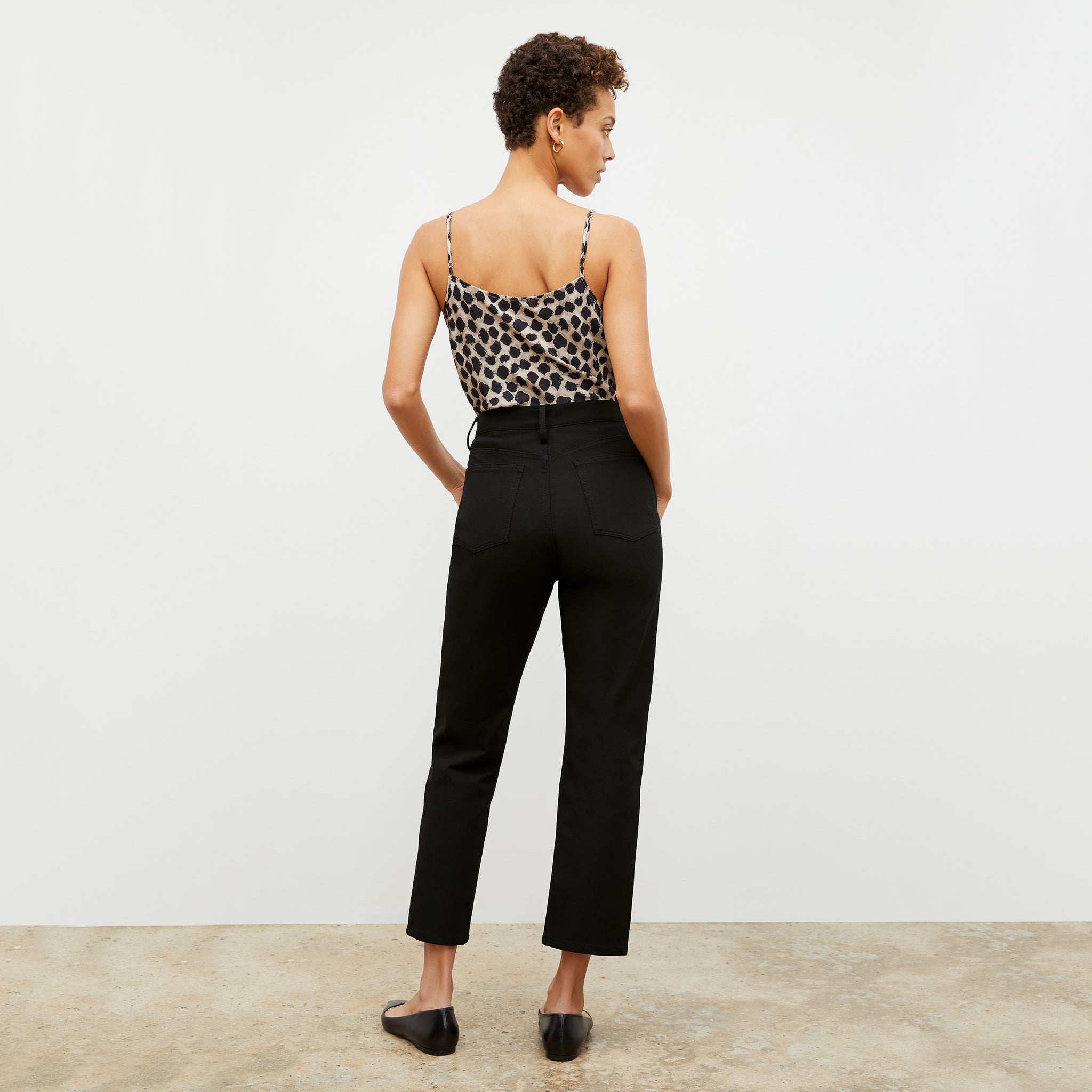 Back image of a woman in the daria pant in black